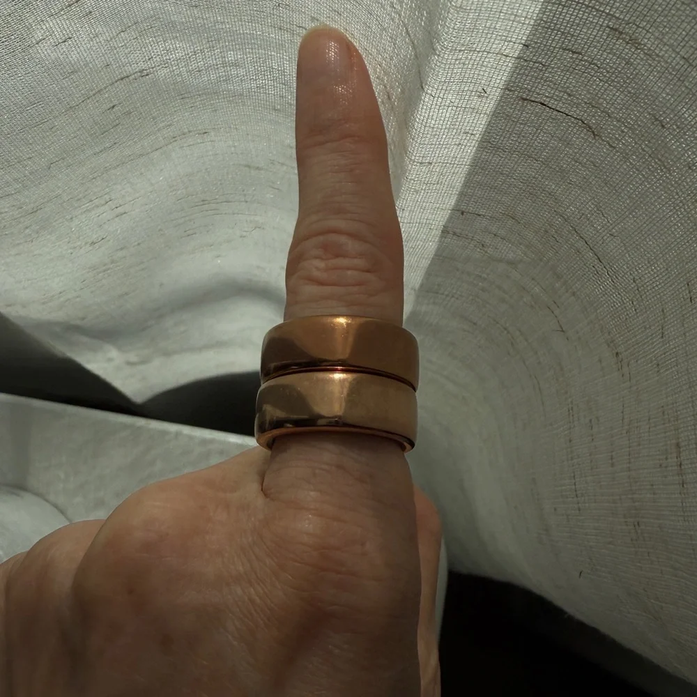 Oura size 6 rose gold Gen3, w/ extra charger